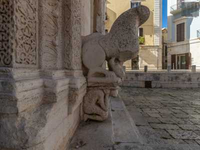 ...qui raffigurati come uomini ricurvi sopraffatti dalla propria superbia